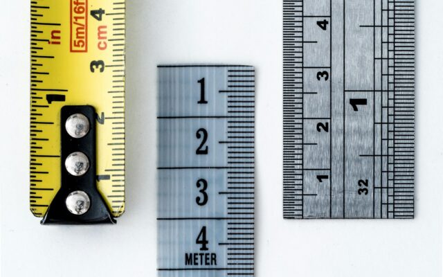 Measuring tapes, representing the difference between visceral and subcutaneous fat